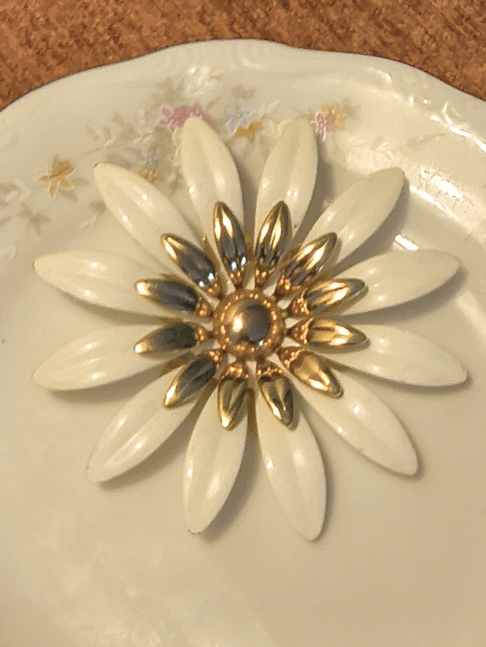 Vtg Sarah Coventry Huge Gerbera Daisy White Enamel Flower  Brooch Gold Tone